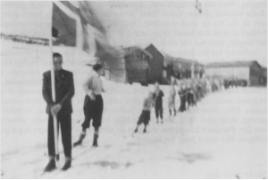 Et sjeldent, men dessverre noe uskarpt bilde. Det viser 17. mai toget på Stugudal i 1955, som dette året måtte foregå på ski. Toget starter her fra Negarden. Etter at skolen ble sentralisert, ble det slutt med 17. mai tog i Stugudal.
