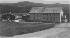 Helsehuset sto ferdig i 1954, og tilbygget (t.v.) i 1962. 