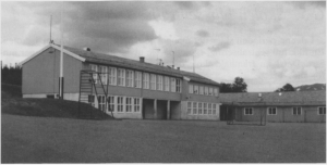 Ny skolen i Ås samla barna fra fire kretser. Etter at sidebygget var ferdig i 1964, ble den siste grendeskolen lagt ned.