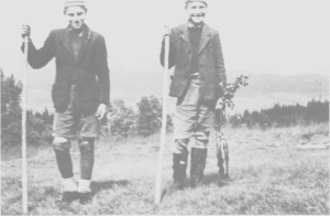 Brørne Bernt og Jostein Gullbrekken kommer tilbake etter fisking i Hena. Bildet er tatt i 1949.