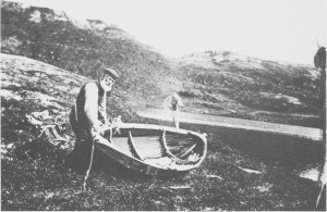 Jakt, fangst og fiske lokket de første menneska til Tydal og ble leveveg for de som slo seg ned her. Senere ble dette viktige attåtnæringer. Fremdeles kommer mennesker til Tydal for å gå på jakt, fiske i sjøene og i de mange småvatna eller bare for å oppleve naturen. På bildet ser vi Lars Næsvold som skal ut på fisketur på Langfallsjøen i 1915.