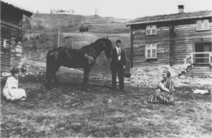 Fra tunet i Gjerdesenget {1927). Fra venstre: Antonie, Albert Martin og Anna Petrine Græsii.