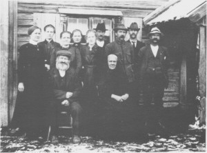Ingebrigt Larsen og Maren Amesdtr. Aune med 9 av barna. Bak fra venstre: Ragnhild, Ingeborg, Kari, Anne, Johanna Elisabeth, Ingebrigt Martin, Johannes, Ame og Lars. (Ca. 1920) 