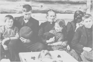  Barn og kone tar farvel med Lars Aas i 1913. Fra venstre Petter, Albert, Petronelle, Berit Marie, Ingeborg og Edvard.