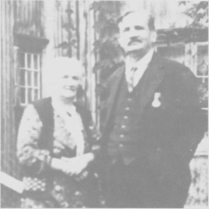 Olaus Aune (1865—1958) var ordfører i fire perioder fra 1908 til 1920. I 1935 fikk han kongens fortjenstemedalje i sølv for sitt lange virke i mange kommunale verv. Ellers var han også kjent som felespeller. Til venstre hans kone Johanna.
