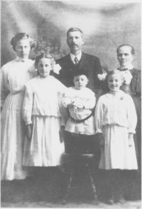 Ole Olsen og Ingeborg Bemtsdtr. Hytmo med barna (fra venstre): Guri, Anna, Olav og A molda. (ca. 1910).