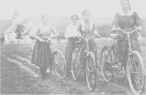  Sykkelen var et stort framskritt da den kom, og satte ikke så store krav til vegene. Disse fire jentene er fotografert ved Tydal kirke 29. august 1919. Fra venstre Borghild og Bergliot Aune, Marie og Solveig Lysholm.