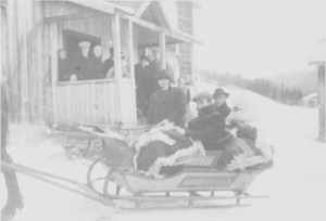 Hesteskyss i sluffe fra Hilmo omkring 1920.