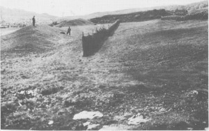  Skansen ved Stugudalsgarden var en forsvarsvoll som ble bygd i slutten av 1600-tallet. Lengste jordvollen var ca. 100 meter lang og fem meter høg. Bildet er tatt i 1933, og skansen var da mer synlig i terrenget enn den er i dag. 