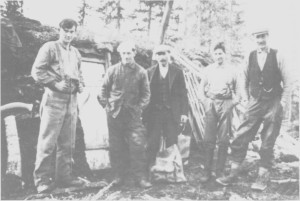 Et skogslag foran ei jordkoie i Kubjørga i 1935. Fra venstre Jon Lian, Jon Lien (Selbu), tømmermåler Bersvend Græsli, Ola 1. Græsli og Lars Eggen.