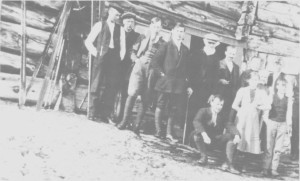 - Påsketurister og grendefolk på Stugudal nedre i 1913 eller 1914. 