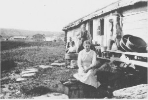 Nordpåjale-setra (Nordpågjardet) i Skarpdalen omkring 1915. Flere av brukerne på Aune hadde seter i Skarpdalen som ligger noen km sørøst for Finnkoisjøen. Utafor veggen ser vi flere av mjølkebonkene og askene som måtte til på ei seter. Jenta i forgrunnen er Jenny Aune (gift Hilmo), og bak henne står Magli Aune.