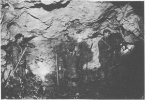  Lillefjell gruver i Meråker ble satt i drift i 1760 av Selbo Kobberverk. Dette bildet er fra omkring 1900 og viser gruvearbeidere i sving med bor og feisel. 