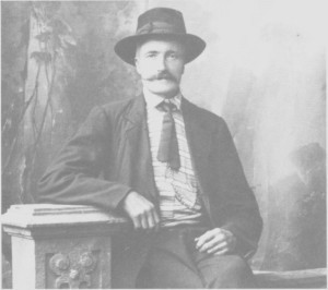 Jon Bersvendsen Østby (1860—1925), Spellmann-Jo, ble mye nytta som spellemann i brylluper i Tydal og i nabobygdene. Det var fele som var danseinstrumentet på hans tid.