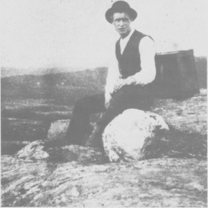 Kasper Østby (1896-1933) var en populær dansemusiker. Han komponerte også låter. Her raster han på fjellet på heimtur fra Kjøli ea. 1925.