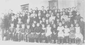 Skolebarn på /is skole, ea. 1912. I midten lærer Bardo Rolseth.