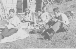  Matpause i markaslåtten utafor «Kjørkvollsbua» i Nordmolia først på 1940-tallet. Fra venstre Per Kirkvold, Maja Kirkvold, Marit Slind fra Selbu og Hans Kirkvold.