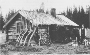 Tomas Larsen Henmo (f. 1885) foran Henmosmia. Han ble bygdas smed og skodde bl.a. hester for bøndene i en årrekke. Smia var opprinnelig bygd av bestefaren hans, Tomas Larsen Henmo, f. 1822, som også var en dyktig smed.  