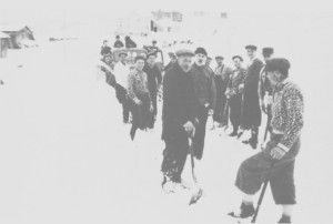Det hendte air en måtte bruke spade for å gjøre vegene farbare. Her er alle mannfolka med på snømåking i Ås i 1940.