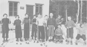  Småskolebarn ved den nye skolestua (Lunheim) i Gresli i 1938. Fra venstre Magli Hilmo, Johanna Margrete Gullikstad, Inger Hilmo, Eldbjørg Myrmo, Per Korsvoll, Magne Korsvoll, Georg Græsli, Sverre Aas, Ola Aas, Olav Græsli, Oddlaug Græsli. 