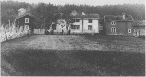 Ingebrigt Brændås bodde på Kirkvoll og holdt omgangsskole i stuebygninga vi ser på bildet. Senere ble stuafastskole for Kirkvoll krets, og her holdt også privatskolen til som foreldra i kretsen drev mellom 1895 og 1903. Bildet er tatt i 1911.