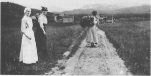  Slik så vegen til Stugudal ut ennå omkring 1920. Bildet er tatt ved Stuguvollen, og det er to turister som er fotografert sammen med sjukesøster Ragnhild Ame (Bakktrø).