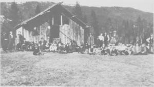 Ol-Anderstrøa var fotballbanen til Gresli fotballklubb. Bildet er tatt i forbindelse med en kamp i 1926, som samla nesten all ungdom i Hilmo og Gresli.