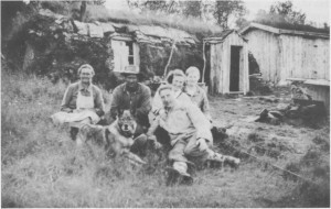 Fiskåvollen (også kalt Pilråa) var heimen til Brita og Anton (til venstre på bildet). De har besøk av Leif Græsli, Ella Minde og Marianne Lien (g. Kirkvold). Bildet er tatt i slutten av 1930-åra. Anton hjalp mange flyktninger under krigen.
