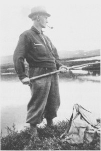 Så fredelig gikk det også an å ha det under okkupasjonen. Når en attåt hadde tobakk i pipa og fikk fisk på kroken, var livet ikke så verst. Her er Kristian Bjørgen på «ångling» i Hattlitjønna i 1942. 