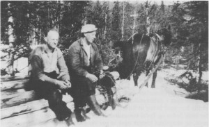  Tømmerhogger Johan Bjørgen og kjører Gustav Hilmo i Thomas Angells skoger ved Hilmo-brua. Bildet er tatt i 1949, og de driver ennå skogsdrift på tradisjonelt vis.