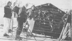 Det første Bukkhammarrennet gikk fra Gresli til Aunegrenda i 1946. Blant deltakerne var Oddlaug Guldseth, Esten Guldseth, Jørgen Guldseth og Leif Østby. Per Hilmo holder på å lesse høy i bakgrunnen.
