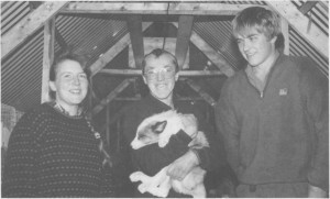  Unge pelsdyropdrettere på Løvøya i 1988. Fra venstre Lada Selboe, Henry Østby og Kolbjørn Aune. (Foto Selbyggen.)