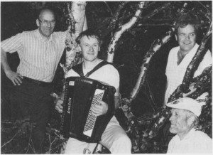  Sentrale aktører under trekkspillfestivalen «Ved Syltoppens fot» i 1989. Fra venstre Tormod Seether, Ole Bjarne Østby, Leif Kåre Kirkvold (bak) og Nils Aasmul. (Foto Selbyggen.) 