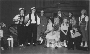  Ungdomsklubben under prøvene på Vidar Sandbeek-kabareten «Mange bekker små» i 1990. (Foto Adresseavisen.) 