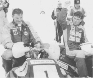 I 1989 ble NM i snøseooterkjøring arrangert på Løvøy- banen i Tydal. Odd Georg Østby haug (til høgre) triumferer over Bjørn Kløften (til venstre). Bjørn hadde tatt heim Kongepokalen året før, og vant påny Raeing-klassen i 1991. (Foto Selbyggen.)