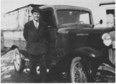 Erik Løvøen med sin første lastebil.