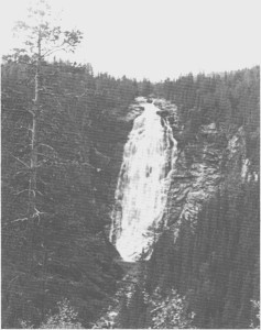 Henfallet i august 1971. Fossefallet er 90 meter, og derfra er det 2-3 km til Hena renner ut i Nea.