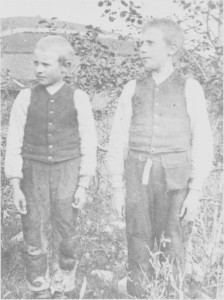 Gjeting var det mest vanlige barnearbeidet. Bildet viser gjeterguttene Per (f. 1893) og Bernt (f. 1892) Hilmo fra Kvernmoen. Bernt til høgre har med seg salt-taska i beltet.