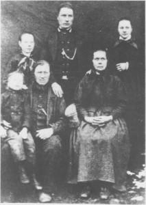 Peder Hansen og Ingeborg Olsdtr. Græsli med barna (ca. 1877). Ole sitter på fanget til faren. Bak fra venstre: Kari, Hans og Beret.