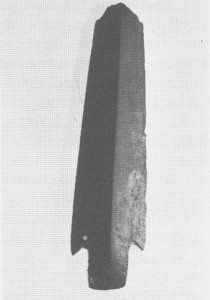 Denne avbrutne spydspissen av skifer stammer trulig fra yngste delen av steinalderen. Spydspissen ble funnet i 1000 meters høgde i Fongskaftet i 1955.