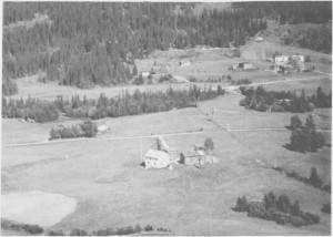 Husvold Nedre midt på bildet. I bakgrunnen til høyre Berggård Nedre og Berggård Øvre. (1963) 