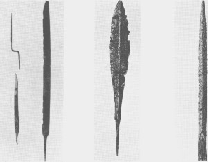  a) Fra Fossvollen                        b) Fra Løvøya                                                 C) Fra Aune Tre gravfunn fra 7-800-tallet. Til venstre ser vi ei rasp, en sverdkniv og et enegga sverd som ble funnet ved Fossvollen. I midten er en pilespiss av jern som ble funnet på Løvøya. Ifølge eldre beretninger har det vært flere gravhauger på garden. Denne pilespissen skal ha ligget sammen med et sverd som senere er kommet bort. Til høgre vises en spydspiss fra en gravhaug på Moly ved elva Væla på A une.