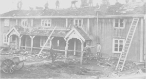 Dugnadsinnsats for å legge nytt tak på hovedbygninga på Aunetrø ea. 1920. Materialene er plankbord, never og torv.