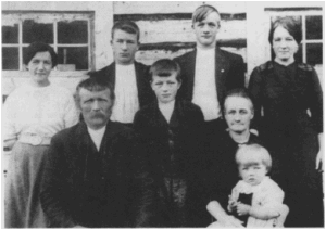 Tomas Larsen og Ingeborg Anna Østby med 6 av barna. Johanna Marie sitter på fanget og Peder står mellom foreldrene. Bak fra venstre: Anna, Lars, Tarald og Inga. 