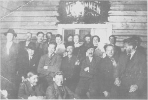 Fest i det gamle ungdomshuset i Gresli ea. 1921.