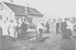  Nystuggulek ved direktør Gulowsens hytte ved Langen. Ungdomslaget i Stugudal ble buden dit da hytta var ferdig.