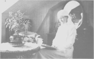 Ragnhild Aune (1883—1968) fra Bakktrø var Tydals første sjukesøster og lønna av Sanitetsforeninga. Bildet av henne er tatt på Stugudal nedre i 1918.