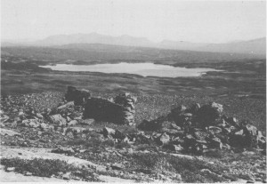  På vestsida av Grøndalen ser en fortsatt malmhauger, igjenfylte gruveinnganger og andre spor etter gruvedrifta. Bildet er tatt fra Allergott nedover mot Grønsjøen. 