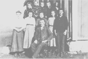 «Storskolen» ved Aune ea. 1910 med lærer Peder Morset fra Selbu.