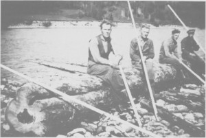  Tømmerfløtere ved Evjegjerdet. Fra venstre Odin Henmo, Erik Aas, Olav E. Aas og Ole J. Lian. 